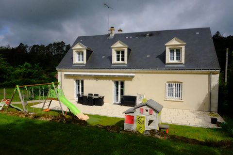 Idéale pour une grande famille ou une résidence secondaire, cette maison de 2007, nichée au coeur d'une vallée à l'écart de l'agitation, vous offre de très belles prestations. Au rez-de-jardin : un grand salon-salle à manger avec un insert, un grand ...