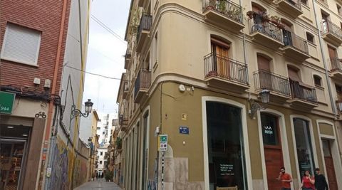 Sky Real Estate : Votre chance au cœur de Valence Caractéristiques du terrain : Terrain urbain de 80 m² dans un emplacement privilégié. Ce terrain, situé sur la Calle Cañete, dans le quartier emblématique d’El Carme, à Ciutat Vella, est une opportuni...