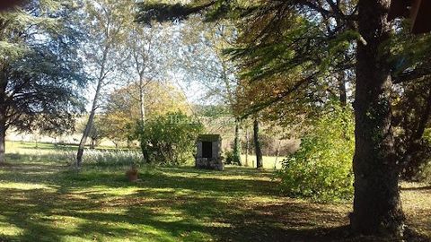 Propriété située à 45 minutes de la gare TGV d'Angoulême, proche des villages touristiques de Brantôme et Bourdeilles. Venez découvrir sans tarder cette maison située dans un petit village typique du Périgord vert. Au calme et sans vis-à-vis avec un ...