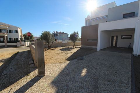 Villa de 3 chambres à un stade avancé de construction, avec piscine privée et grande terrasse avec vue sur la mer, située dans une urbanisation tranquille à 2 km de la plage d'Armação de Pera. Réparti sur 2 étages et une terrasse sur le toit, le rez-...