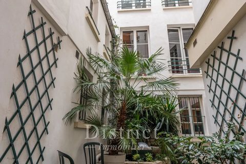 This split-level apartment overlooking a courtyard is on the ground floor of a 17th century co-ownership located in heart of historic Paris. Offering 74.48 sqm of floor space and 72.03 sqm of living space as defined by the Carrez Law, it includes a l...