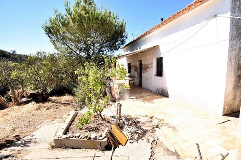 Maison ancienne à rénover, située à proximité du barrage d'Arade, sur la route du barrage, située dans un quartier calme à environ 7km de la ville historique de Silves. Cette propriété se compose de 2 articles, un article urbain de 95,88 m2 et un art...