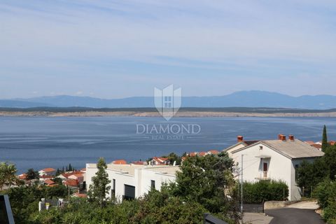 Location: Primorsko-goranska županija, Crikvenica, Crikvenica. Crikvenica, apartment with private pool and sea view. We are pleased to offer for sale a three-room duplex apartment that is rarely found on the market. It is located on the first floor o...