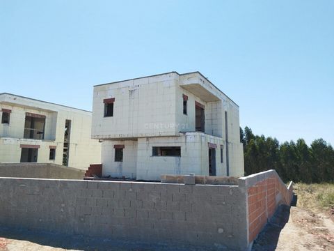 Villa de 3 chambres avec piscine et garage. Située dans un quartier résidentiel ensoleillé et calme. Située à 2 minutes du centre de Caldas da Rainha, 15 minutes de Foz do Arelho, accès à l'A8 à environ 7 minutes et 60 minutes de l'aéroport de Lisbon...