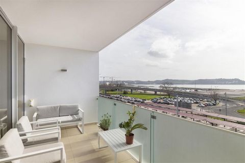 3 bedroom apartment, in the Centre of Algés, with river view. The apartment, with 168 sqm, is inserted in a private condominium, with a rooftop swimming pool, concierge until 19:30 and a video surveillance system. The apartment is distributed as foll...