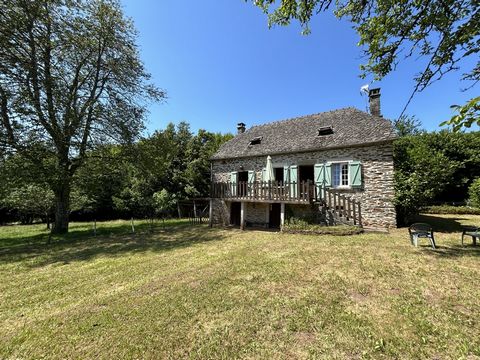 EXCLUSIVITE IMMO19.FR / Maison en pierres dans un hameau au calme. A 10mn de Marcillac-la-Croisille. En rez-de-chaussée une pièce à vivre avec cuisine aménagée, une chambre deplus de 25m2.et une terrasse avec vue dégagée. À l'étage une pièce de 60m2....