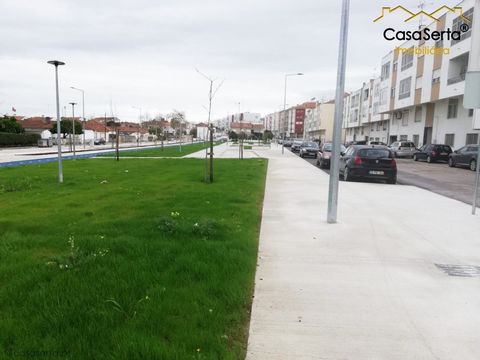 Loja Comercial de gaveto com três montras. Localizado próxima do restaurante 