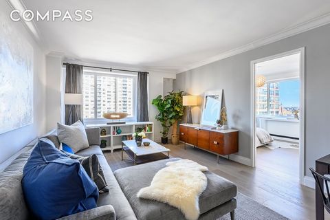 LA OFERTA DE PISO ALTO DEL PATROCINADOR ES UN PERFECTO 2BR 2 BTH Bienvenido al epítome de la elegancia moderna en 400 East 54th Street, Unit 28F, Manhattan, NY. Esta unidad de esquina de gran altura en perfecto estado ofrece una experiencia de vida l...