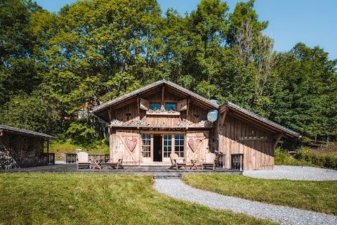 Sind Sie auf der Suche nach einem einzigartigen Chalet Tür an Tür mit der Natur und dem Mont Blanc? Das Chalet Heidi ist die ideale Immobilie für Sie. Eingebettet auf einer Höhe von 1.200 m am Südhang von Samoëns, im begehrten Weiler La Rosière, ist ...