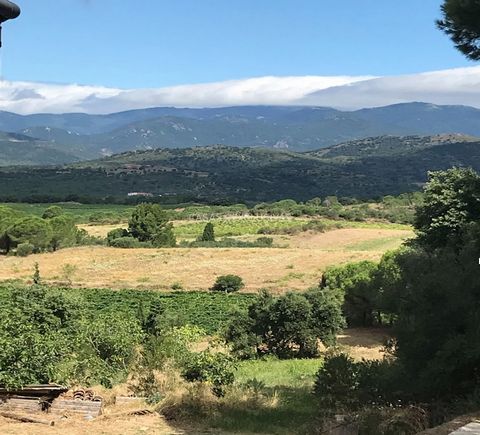 Dieses bebaubare Grundstück mit einem bioklimatisch-biokonstruktiven Ferienhaus befindet sich in Alt Empordà in der Provinz Girona an den Hängen des Naturschutzgebiets Albera, neben dem Naturpark Cap de Creus und Cadaqués und dient als Ausgangspunkt ...