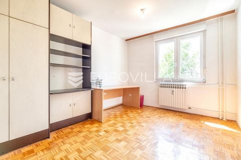 Trešnjevka - south, Jarun, office space in a commercial-residential building consisting of three rooms, a kitchen, two toilets and a hallway big enough for a reception area. It is located in a well-maintained building with an elevator, and is suitabl...