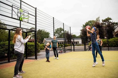 Dit comfortabele, vrijstaande en gelijkvloerse chalet staat op het bosrijke Recreatiepark 't Gelloo. Midden op de prachtige Veluwe en toch maar 6,5 km. van het gezellige centrum van de stad Ede. Het chalet is compleet en comfortabel ingericht. Door d...