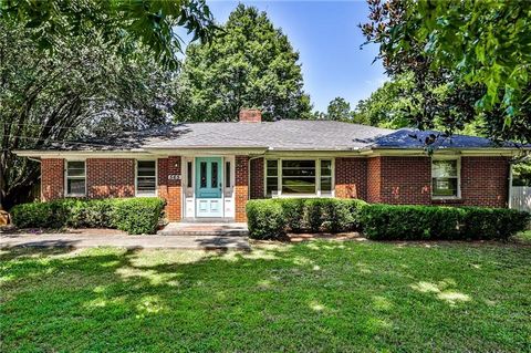 Come see this 3 bedroom/3 bath brick ranch on a very large lot in Gwinnett County. Harwood floors in the main rooms, bedrooms and kitchen and tile floors in the bathrooms and sunroom. Very big kitchen with a fireplace and plenty of room for a big tab...