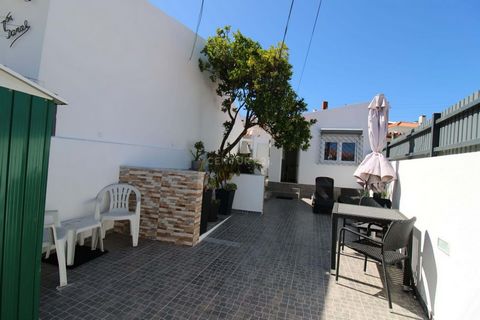 We presenteren deze charmante villa van 58m² vloeroppervlak, gelegen op een stedelijk perceel van 114m² in de prestigieuze regio Galicië, Estoril. Op slechts 2 km van de prachtige stranden van Estoril en Cascais biedt deze accommodatie een perfect ui...