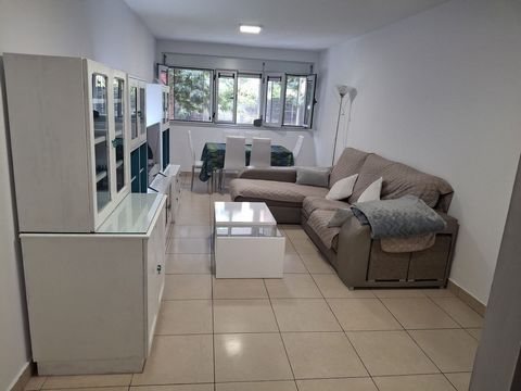 Opportunity in Las Palmas! This charming VPO (Official Protection Housing) apartment is located in a quiet and very convenient area, surrounded by supermarkets, shopping centers and a large park, ideal for enjoying outdoor walks. The house has 3 very...