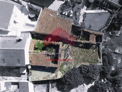 Moradia térrea para recuperar, situada em um terreno de 383 m², Além disso, a propriedade inclui um armazém em bom estado de conservação e anexos que podem ser restaurados, ampliando as possibilidades de aproveitamento do espaço. A moradia possui uma...