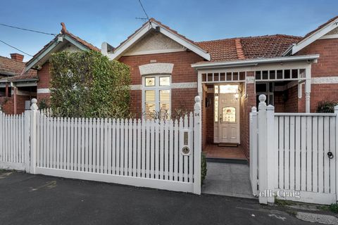 A magnificent fusion of Edwardian elegance and completely renovated contemporary spaces by Peter Jackson Design sits behind a striking brick façade and picturesque garden introduction. Built in 1912, period style features such as soaring high ceiling...