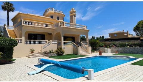 Nestled in one of the most desirable neighborhoods between Lagoa and Carvoeiro, this stunning 5-bedroom villa is set on a generous 1500 m² plot. Built with exceptional quality materials, the house has a built-in central vacuum system, large double-gl...