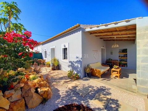 Villa in der charmanten Stadt Albufeira, genauer gesagt in Ferreiras, an der Algarve, nur 6 km von den Stränden entfernt. Dieses geräumige und helle Anwesen bietet ein gemütliches und modernes Interieur, ideal für diejenigen, die Komfort und Lebensqu...