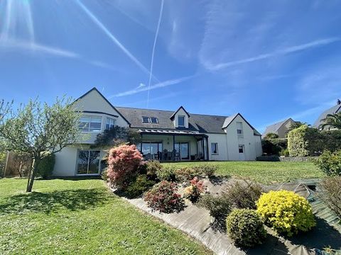 CENTURY 21 Royer Immo bietet Ihnen IN DONVILLE-LES-BAINS, in einer Wohngegend: Ein modernes Haus mit Panoramablick auf die Landschaft und das Meer, bestehend aus 7 Haupträumen, darunter im Erdgeschoss: Ein Eingang, ein Esszimmer, ein Wohnzimmer im ob...