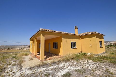 Schlüsselfertiges Landhaus mit großem Grundstück in der Nähe von Abanilla. Landhaus mit 3 Schlafzimmern und 2 Bädern in der Nähe von Abanilla und Pinoso. Dieses Haus verfügt über ein großes Grundstück von mehr als 8.000 m2 mit Vorinstallation einer H...