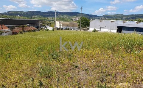 Terreno urbano/industriale nella zona industriale di Corredouras ad Arruda dos Vinhos. Superficie totale di 3000 m2. Area di implementazione fino a 1500 m2. Con due fronti; uno per la strada nazionale e l'altro per la zona industriale. A 5 minuti dal...