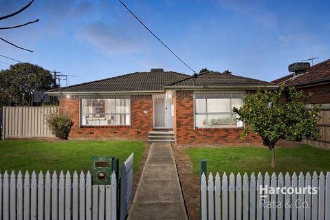 Situada no muito procurado bolso de West Thomastown, esta casa de família lindamente atualizada é a compra perfeita para compradores de primeira casa, famílias e investidores astutos. Uma casa que oferece conforto, conveniência e espaço para entreten...