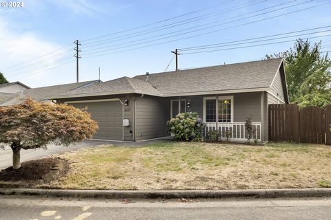 Comfortable 3-bedroom, 2-bathroom home on a dead-end street. This single-level house is perfect for those looking for a simple and practical living space. The living room has a vaulted ceiling and a fireplace while the kitchen boasts granite countert...