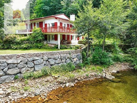 64780 BIDARRAY, pueblo vasco conocido por sus actividades de rafting y aguas bravas y el sendero GR10 del Camino de Santiago. ANTIGUA CASA VASCA (1936) totalmente renovada en 2012 en 2 niveles que comprenden en la planta baja: 3 dormitorios, cuarto d...