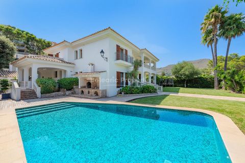 Diese außergewöhnliche Villa mit sechs Schlafzimmern, die in Puerto Pollensa zum Verkauf steht, wurde 2020 komplett renoviert und in ein atemberaubendes mediterranes Haus verwandelt, das mit allem Komfort und allen Annehmlichkeiten ausgestattet ist. ...