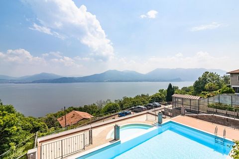 Een panoramische residentie met uitzicht op het Lago Maggiore. Het is een gezinsvriendelijke woning met een mooi zwembad en een solarium. De woning beschikt over een moderne woon- en eetkamer, een luxe keuken, 2 slaapkamers en een badkamer. Er kunnen...