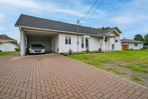 Elle partira vite, située à deux pas de tous les services cette résidence a beaucoup à offrir. Imaginez...Garage, abri d'auto, grande remise, piscine creusée et chauffée, pièces à aires ouvertes, salle familiale, 4 chambres, immense terrasse. Venez c...