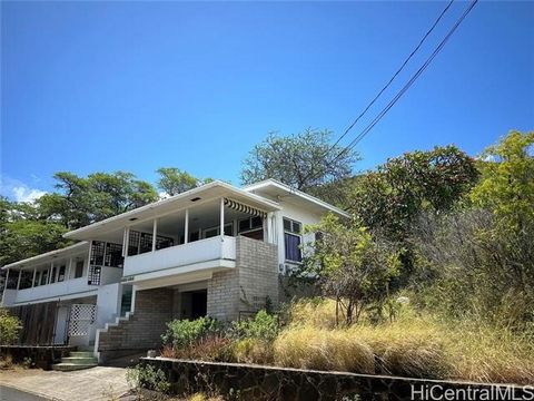 A must-see property! Ideally situated in the sought-after Diamond Head area, this home offers a harmonious blend of serenity and convenience. With some TLC this could be your dream house Positioned next to preservation land and elevated to provide br...