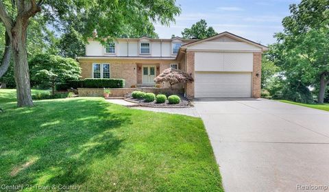 Lovely, spacious and light-filled colonial on a beautifully landscaped cul de sac lot. Conveniently located minutes from Oakland University & Village of Rochester shopping, this fully updated house incudes on the entry level- an open foyer, large sit...