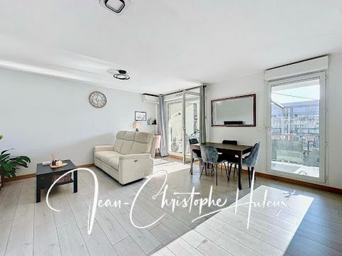 Nîmes 30900 - Quartier Les Costieres - Garantie Protec+ Offerte - Visite virtuelle guidée sur demande Jean-Christophe HULEUX vous propose ce superbe appartement T2 de 47 m2 avec terrasse de 13 m2 et garage (box) Laissez vous séduire par cet apparteme...