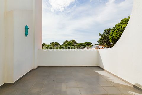 Magnifique appartement de trois chambres à proximité de l´académie de tennis et de la plage, à Vale do Lobo, Algarve. Il dispose d´un hall d´entrée qui donne accès à un séjour, une cuisine à aire ouverte avec une salle à manger, un débarras. L´appart...