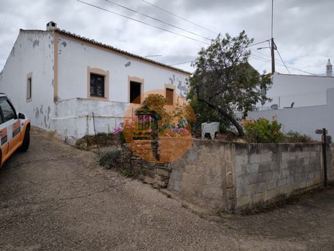 Detached house with garden, for sale in Torneiro - Alcoutim - Algarve. Typical Algarve house, with potential as it can be expanded. Good access. In the center of the village. With patio, garden and balcony. There is a fireplace in the house. Infrastr...