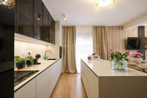 Location: Zadarska županija, Zadar, Stanovi. For sale is a beautiful three-room penthouse with a private roof terrace in the city center! This luxurious three-room penthouse is located in an excellent location in the city center. The apartment has a ...