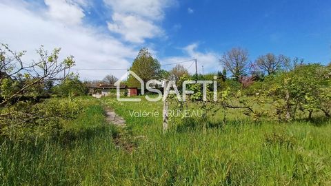 À la recherche du lieu idéal proche de Castres pour construire votre future maison ? Ne cherchez plus ! je suis ravie de vous présenter ce terrain à bâtir de 1390 m², situé au centre du charmant village de Vivier-les-Montagnes. Ce terrain clôturé et ...