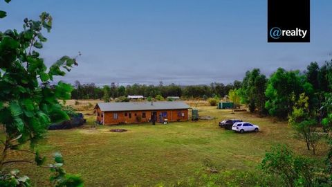 Bienvenue dans la retraite de vos rêves, une maison unique de 5 chambres en briques de boue qui allie parfaitement nature et vie durable. Nichée sur une propriété pittoresque qui comprend un barrage et des enclos pour animaux, cette maison est un san...