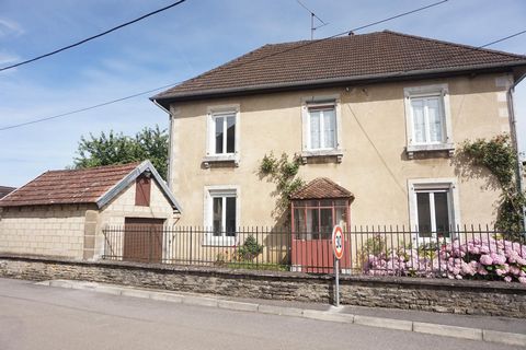 Venez visiter cette jolie maison de caractère de 130m² environ située à Berthelange (3km de St Vit). Ce bien en grande partie rénové, est implanté sur un terrain plat, arboré et clôturé (portail électrique) de 680m² environ sans vis à vis. Cette agré...