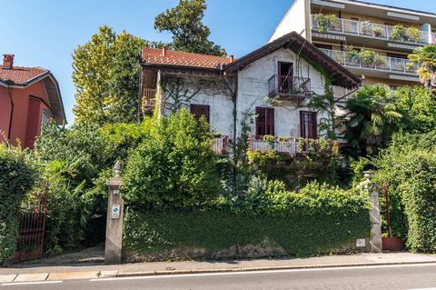 Villa till salu i Verbania nära centrum av Pallanza. Det är en byggnad från slutet av 1800-talet med en innerträdgård. Det är en fastighet med stor charm. Villan presenterar sig idag i sin ursprungliga planlösning. Det är ett historiskt-arkitektonisk...