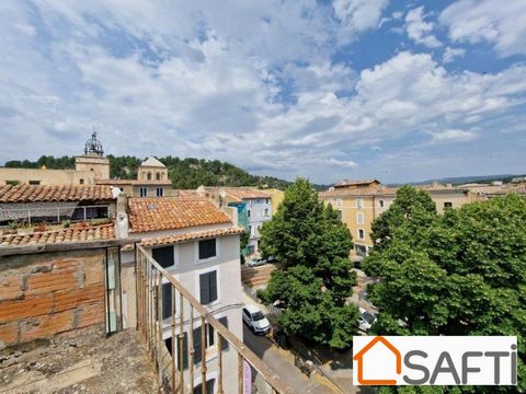 En plein centre ville d'APT, situé sur une place, Séverine FOULON vous présente un ensemble de deux immeubles à rénover entièrement. L'immeuble 1 est bâti sur 3 niveaux. Sa pièce principale d'environ 19m² dispose au rez-de-chaussée d'une double vitri...