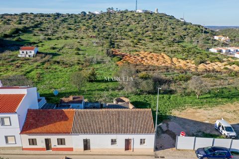 Nichée dans un village côtier serein, cette propriété offre la tranquillité à seulement 13 km de Lagos et 23 km de Sagres. La maison, d'une superficie de 166,60 m2, se dresse gracieusement sur un généreux terrain de 924 m2 datant d'avant 1951. Compte...