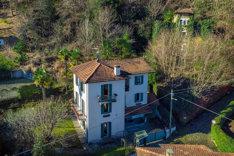 Karakteristiek huis te koop in Stresa, gelegen in een betoverende en rustige omgeving, met een adembenemend uitzicht op de suggestieve Borromeïsche eilanden en het Lago Maggiore. Dit huis aan het Lago Maggiore is volledig onafhankelijk, gelegen in he...