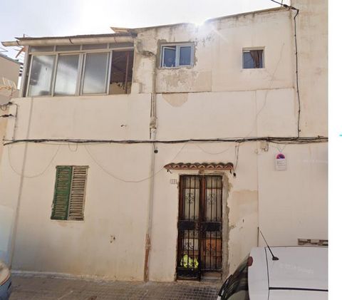 Semi-detached house in El Terreno area. This townhouse is to be renovated and is very close to Porto Pi. The house consists of a ground floor and a first floor with the following distribution: on the ground floor we find a living room, a kitchen and ...