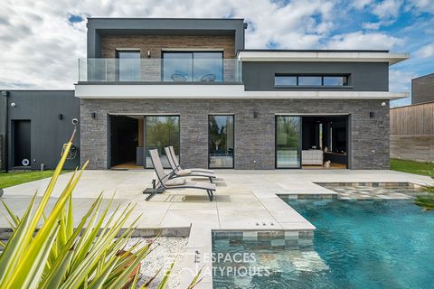 In Villenave d'Ornon gelegen, mit Blick auf den Golfplatz, bietet diese von Architekten entworfene Villa mit erstklassigem Service ein einzigartiges Wohnumfeld mit Blick auf einen See und gleichzeitig in der Nähe aller Annehmlichkeiten. Sobald Sie ei...