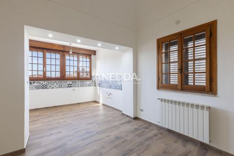 In the heart of Sorso, in a historic building of the 1600s overlooking the suggestive Piazza San Pantaleo, there is this exclusive residence completely renovated of 197 square meters. Bright and with triple exposure, it offers large interior spaces, ...