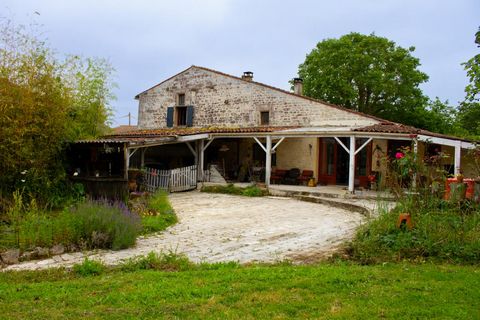 A proximité de la commune de Beurlay avec toute ses commodités, venez découvrir cette charmante maison nichée dans un hameau tranquille, offrant une intimité absolue et un charme intemporel. Cette maison en pierre moellon, non mitoyenne, est une perl...