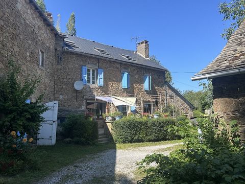 Pretty farmhouse, all in stone, with a view over Villefranche-de-Panat Lake Composed of a main house and several outbuildings including a large adjoining barn and a small independent annex accommodation, this rural real estate complex typical of the ...